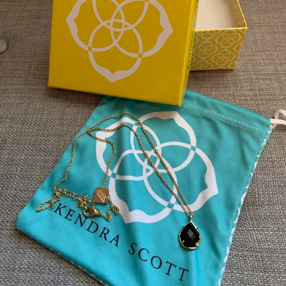 Kendra Scott necklace